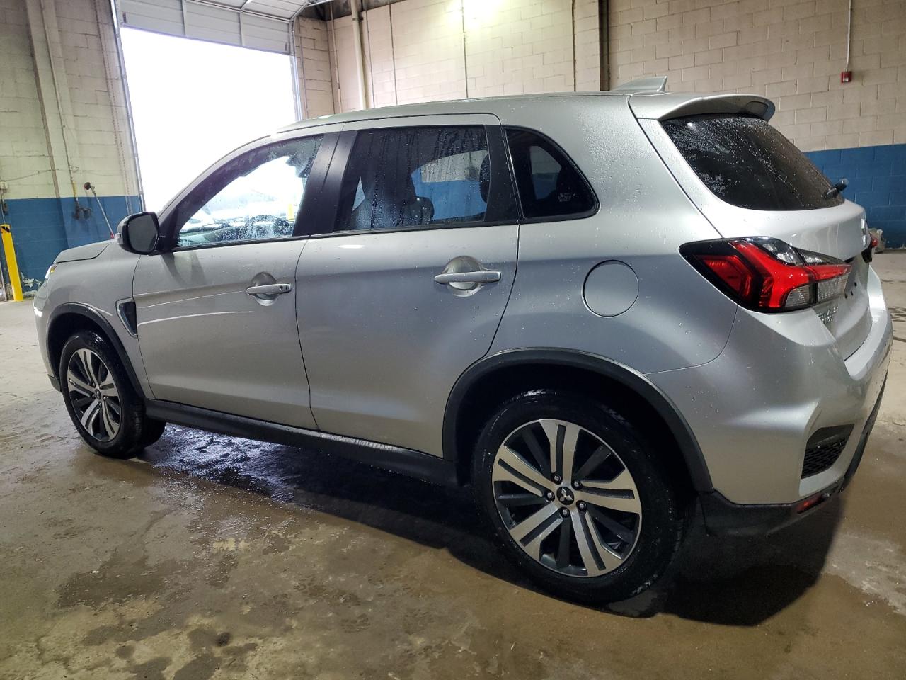 2021 Mitsubishi Outlander - Image 2