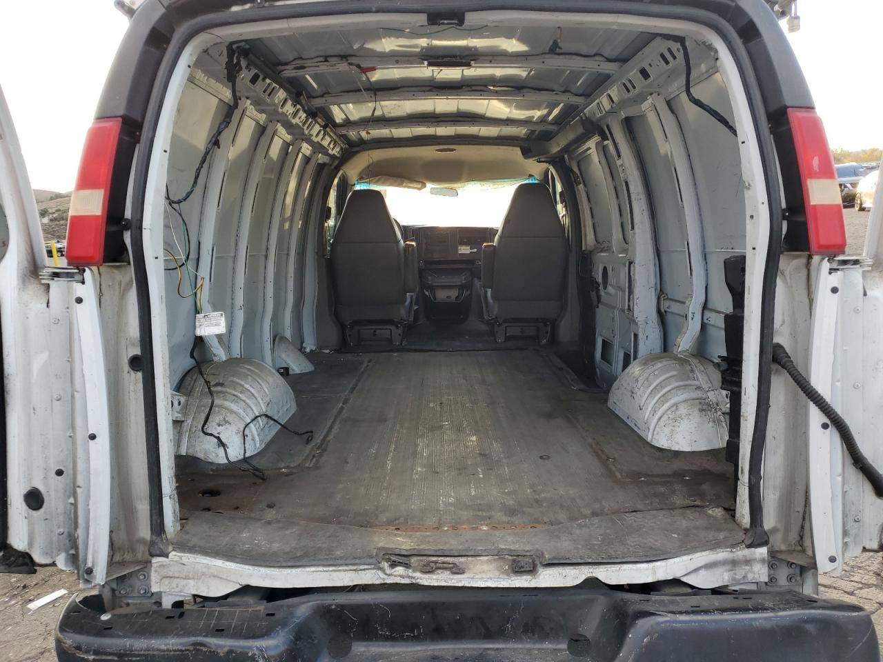 2007 GMC Savana - Image 10