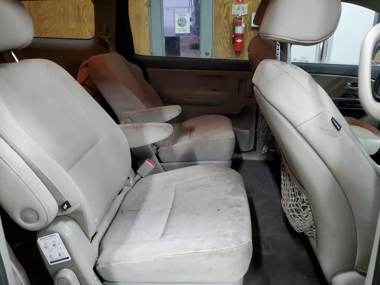 2015 Kia Sedona - Image 11