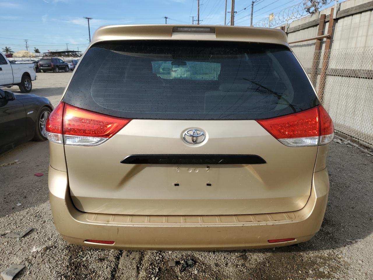 2011 Toyota Sienna - Image 6