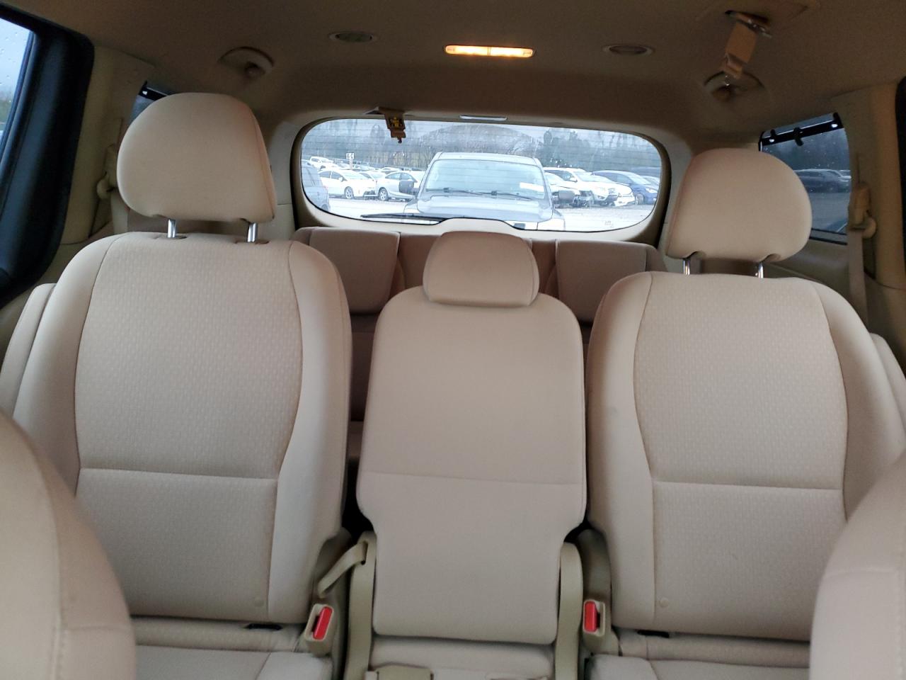 2016 Kia Sedona - Image 10