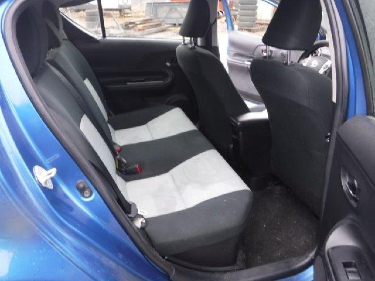 2015 Toyota Prius - Image 10