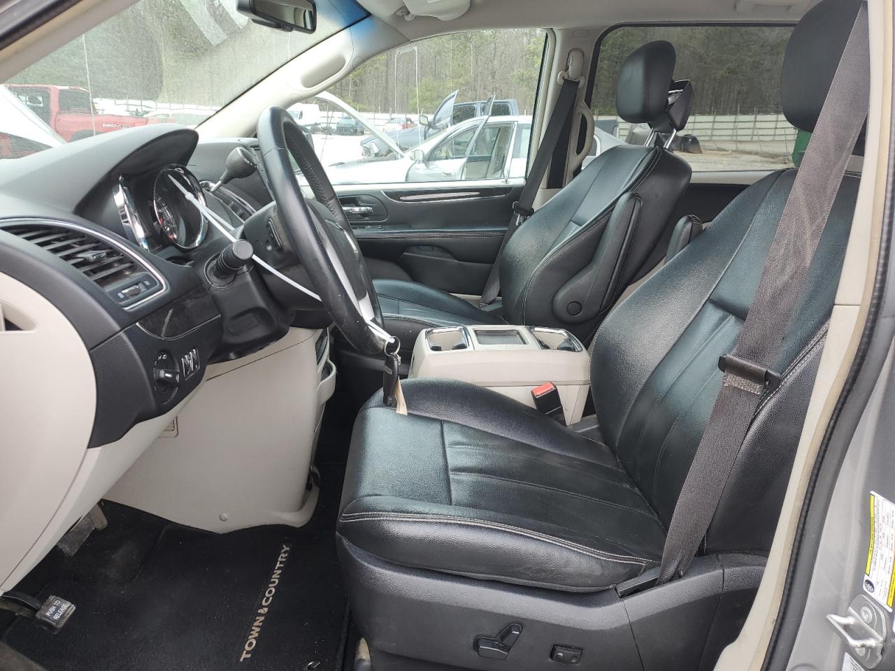 2016 Chrysler Town & Country - Image 7