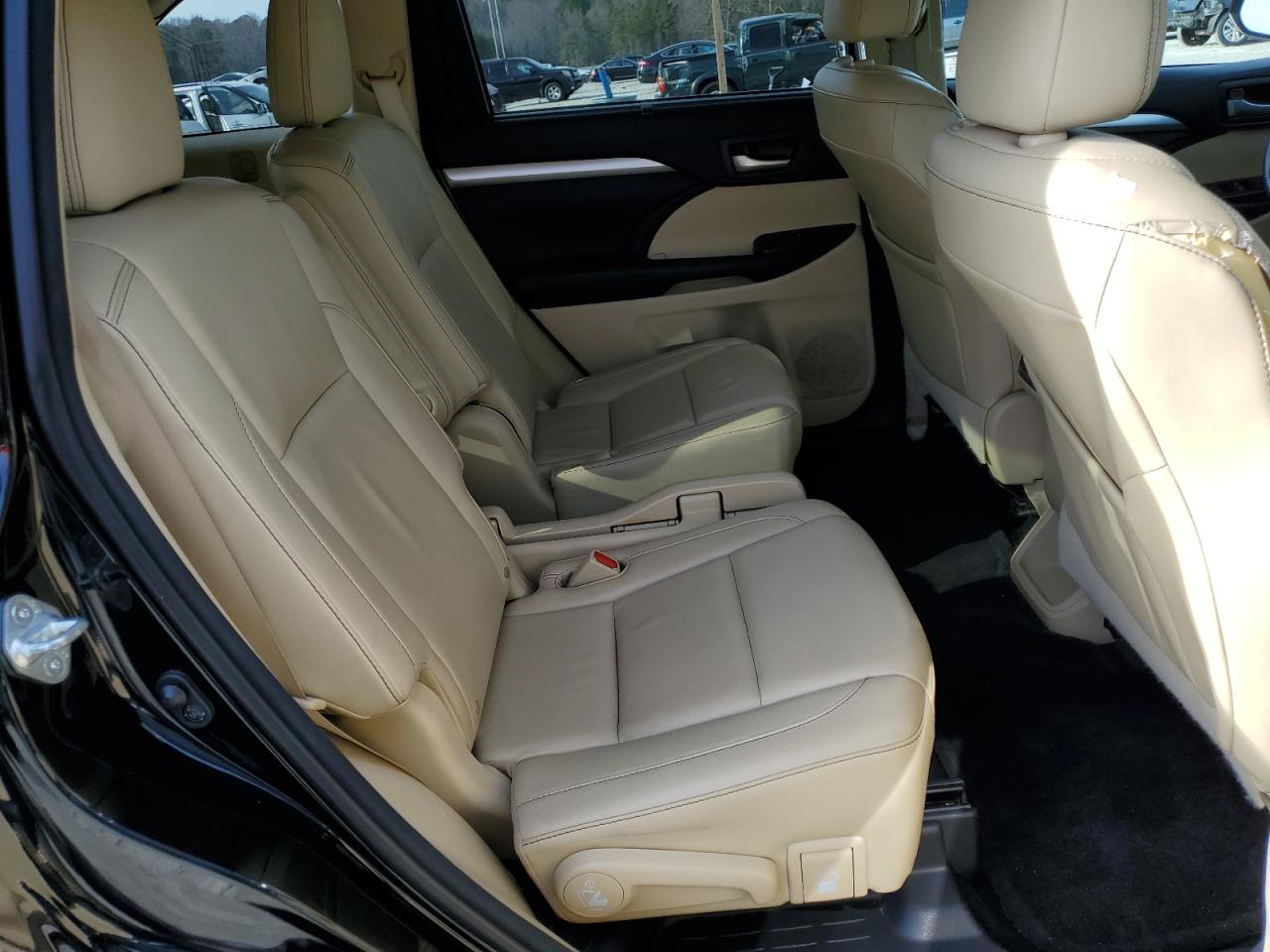 2016 Toyota Highlander - Image 12