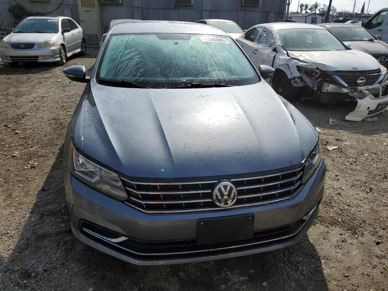 2017 Volkswagen Passat - Image 5