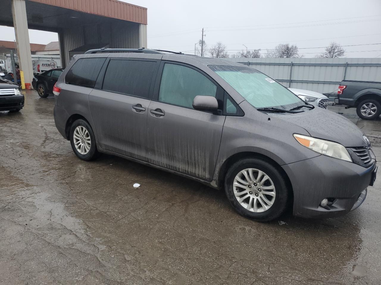 2012 Toyota Sienna - Image 4