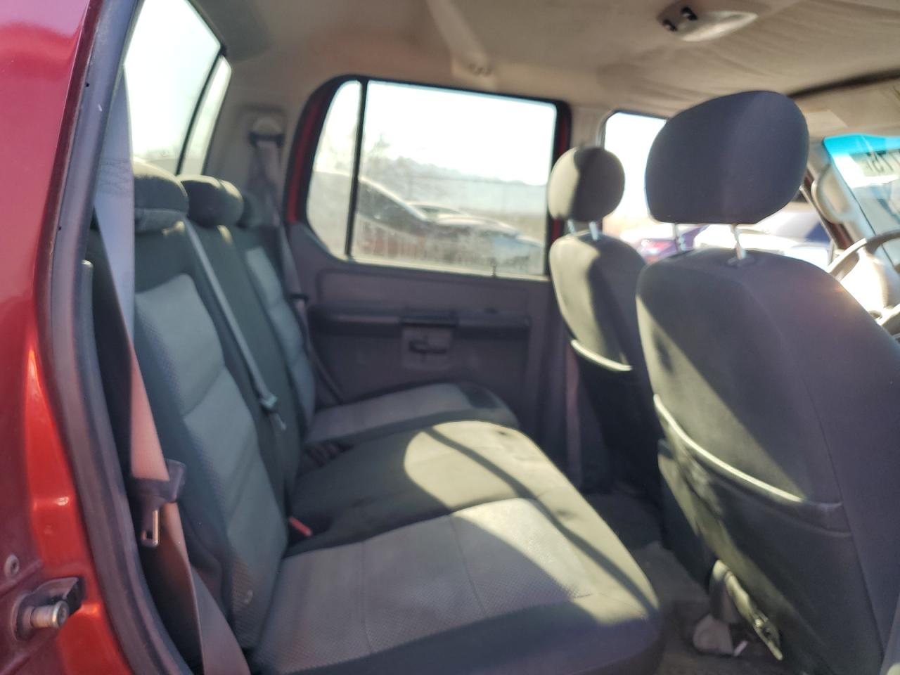 2005 Ford Explorer - Image 10