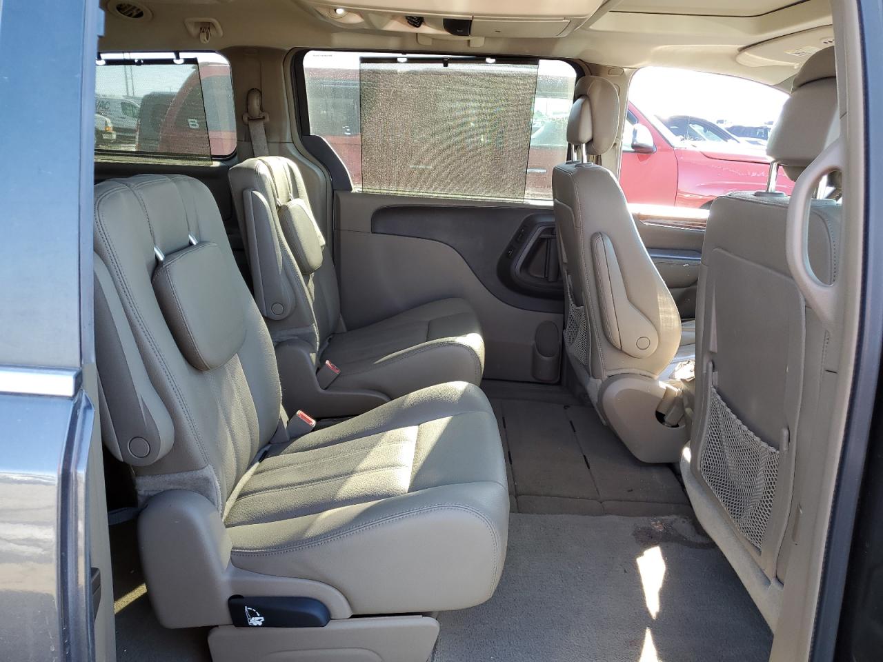 2016 Chrysler Town & Country - Image 11