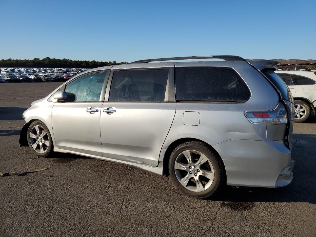 2013 Toyota Sienna - Image 2