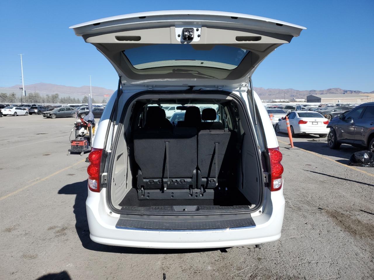 2017 Dodge Caravan - Image 6