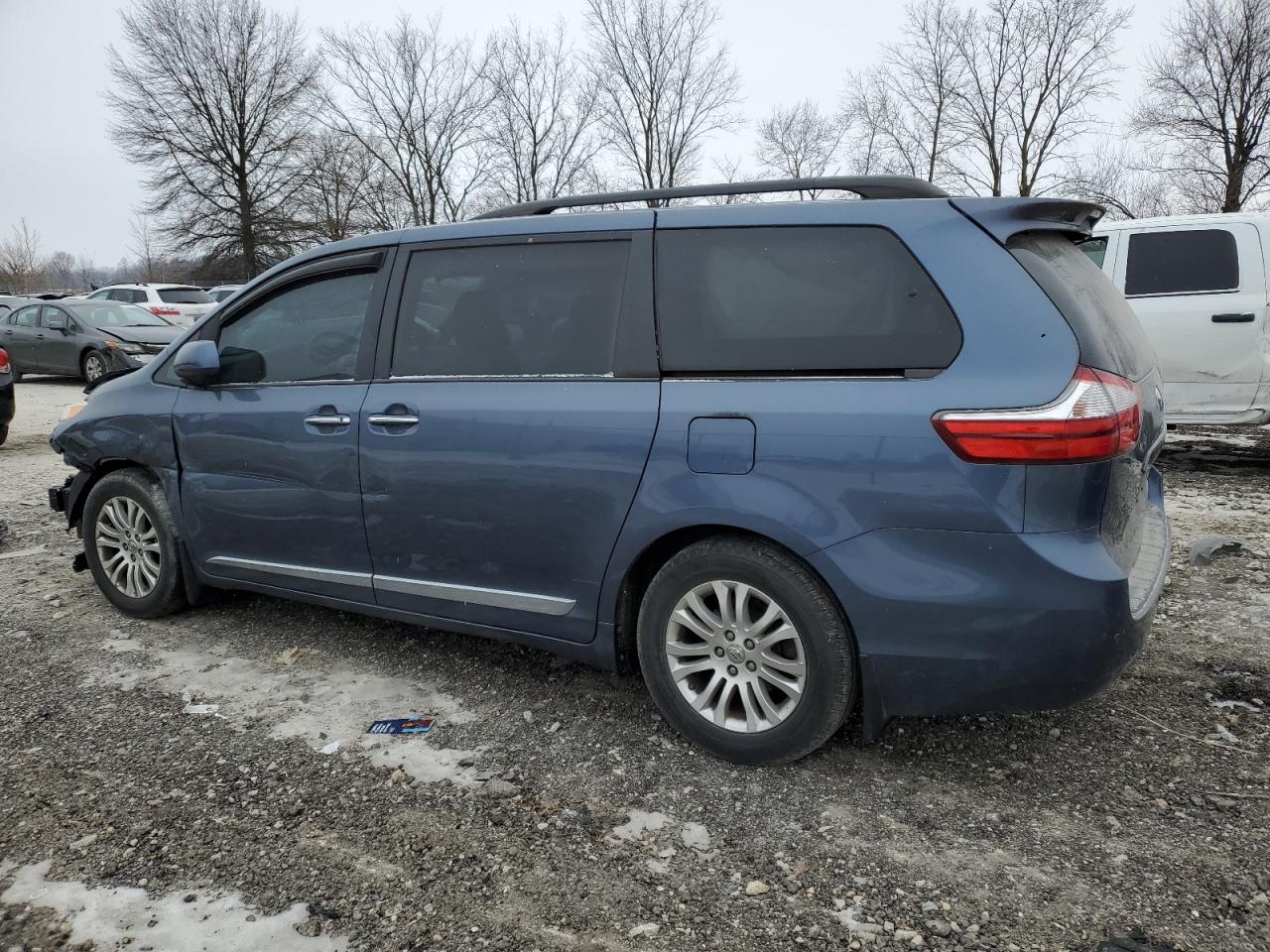 2015 Toyota Sienna - Image 2