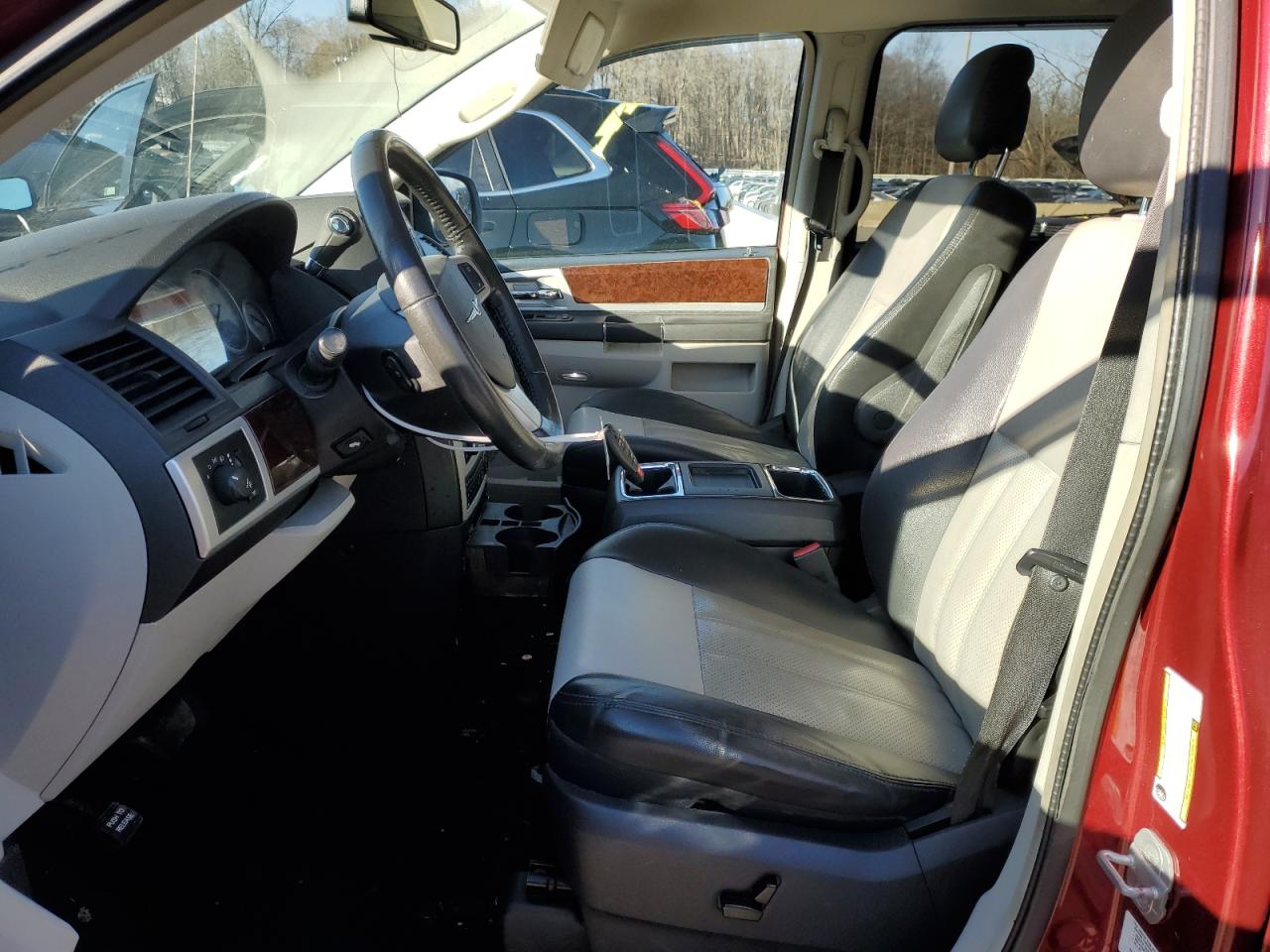 2010 Chrysler Town & Country - Image 7