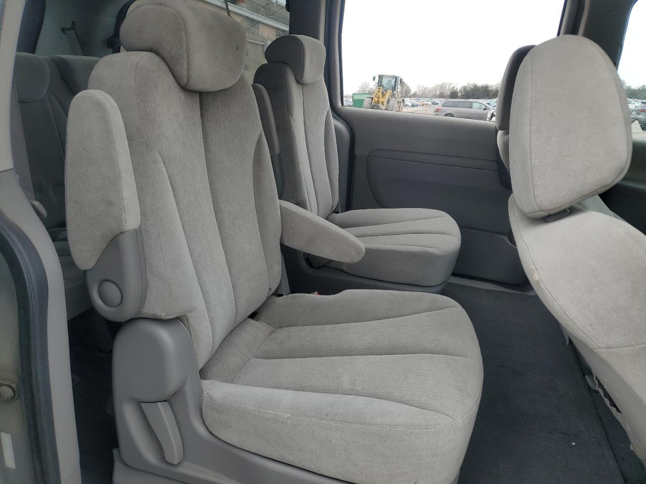 2008 Kia Sedona - Image 11