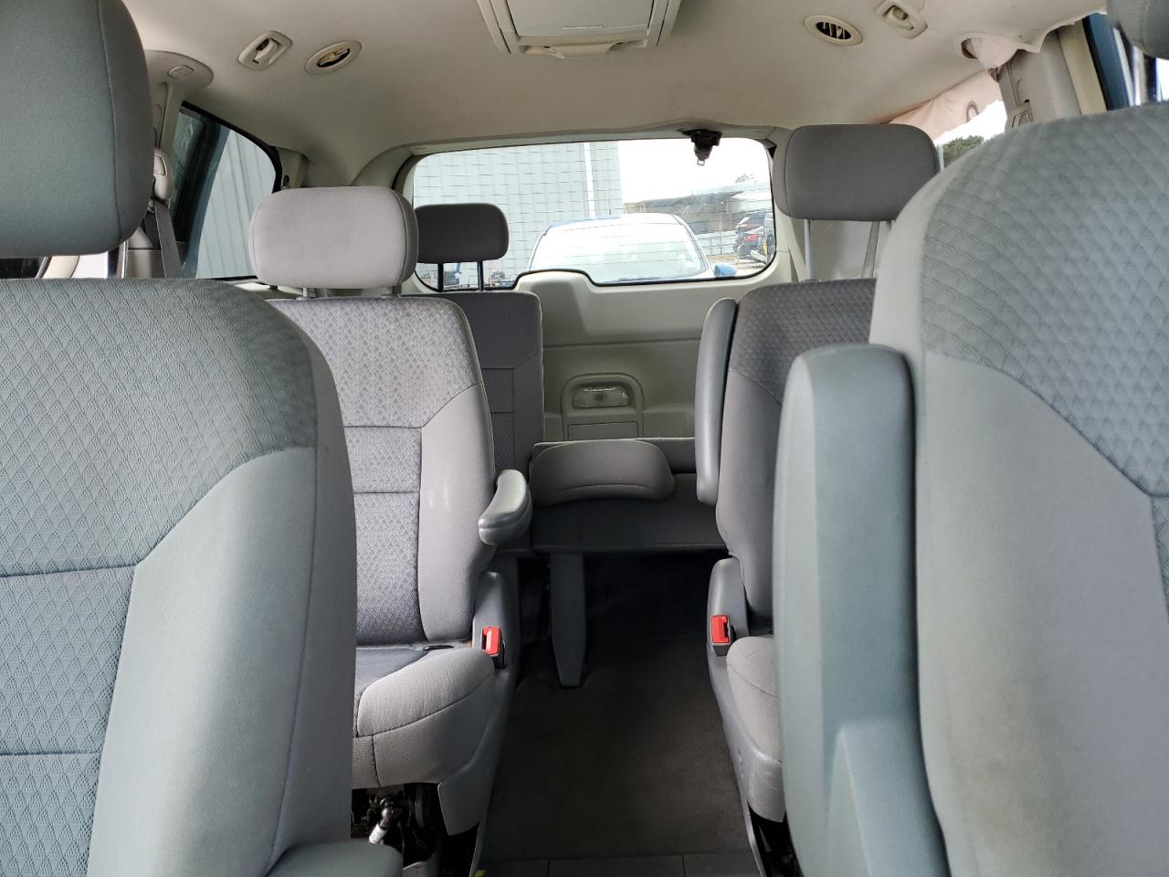 2010 Chrysler Town & Country - Image 10