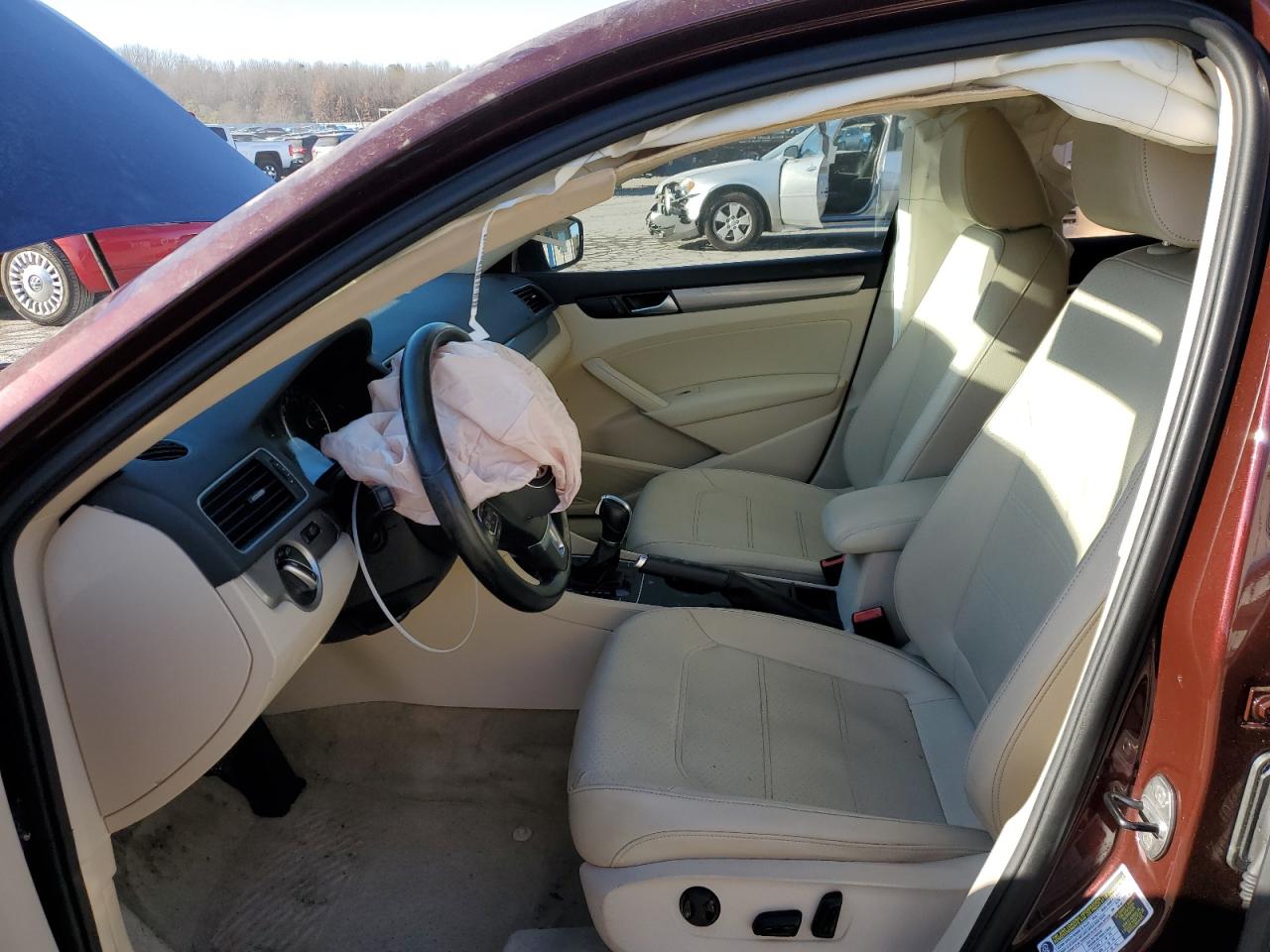 2014 Volkswagen Passat - Image 7