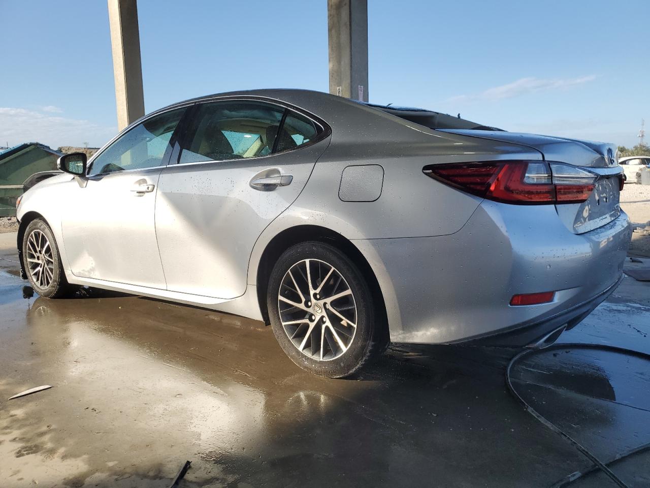 2017 Lexus ES - Image 2