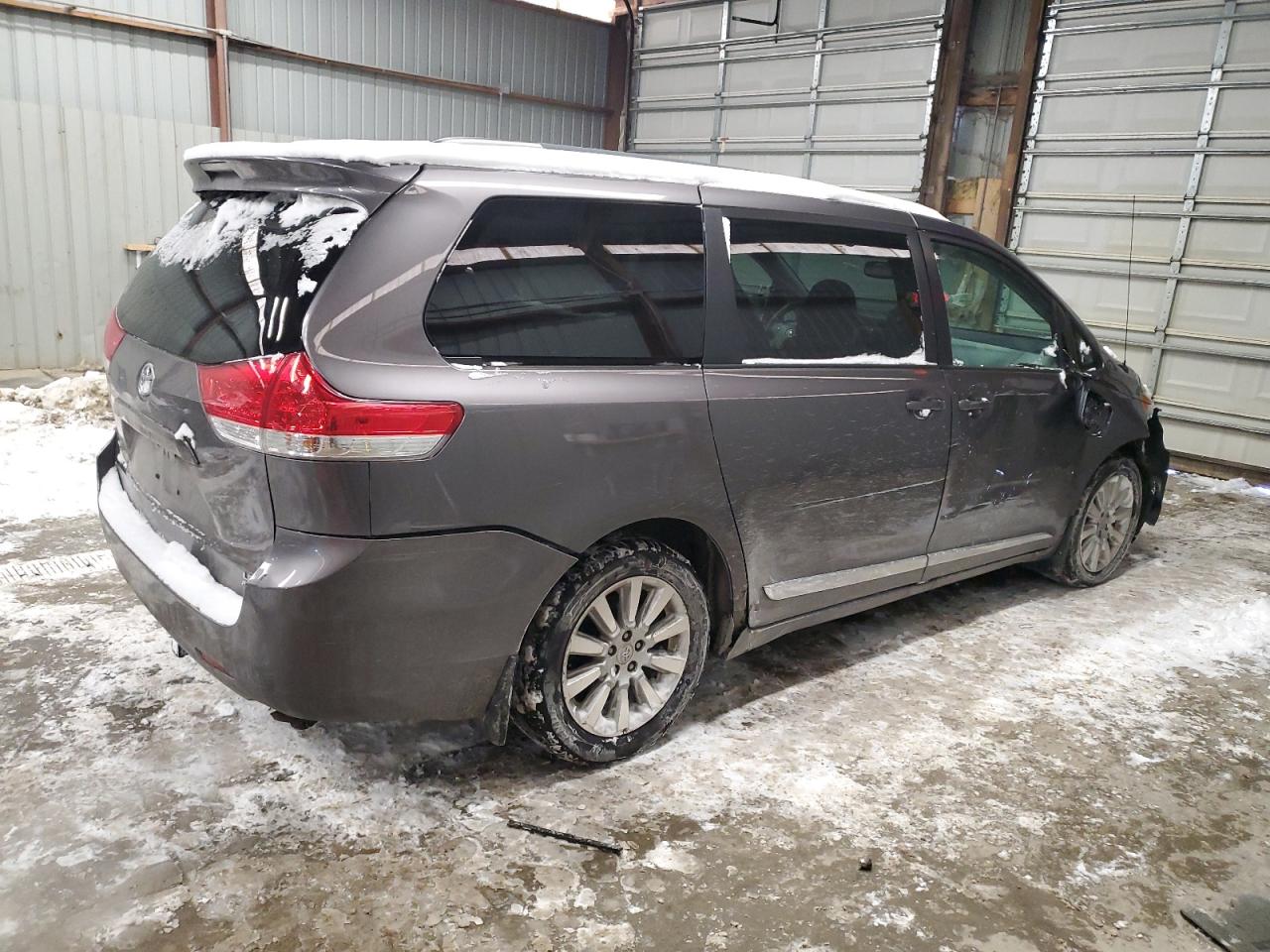 2013 Toyota Sienna - Image 3