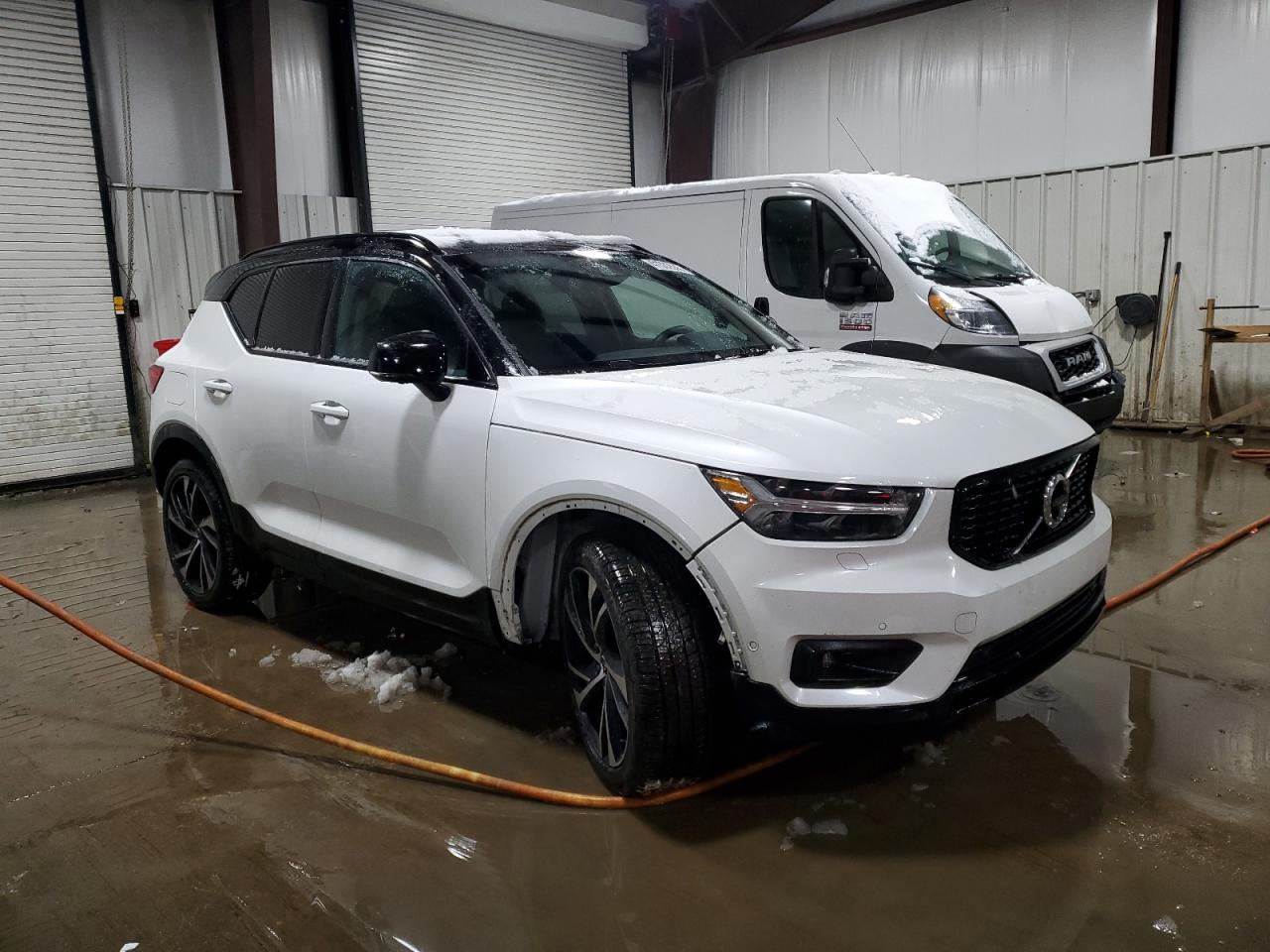 2022 Volvo XC40 - Image 4