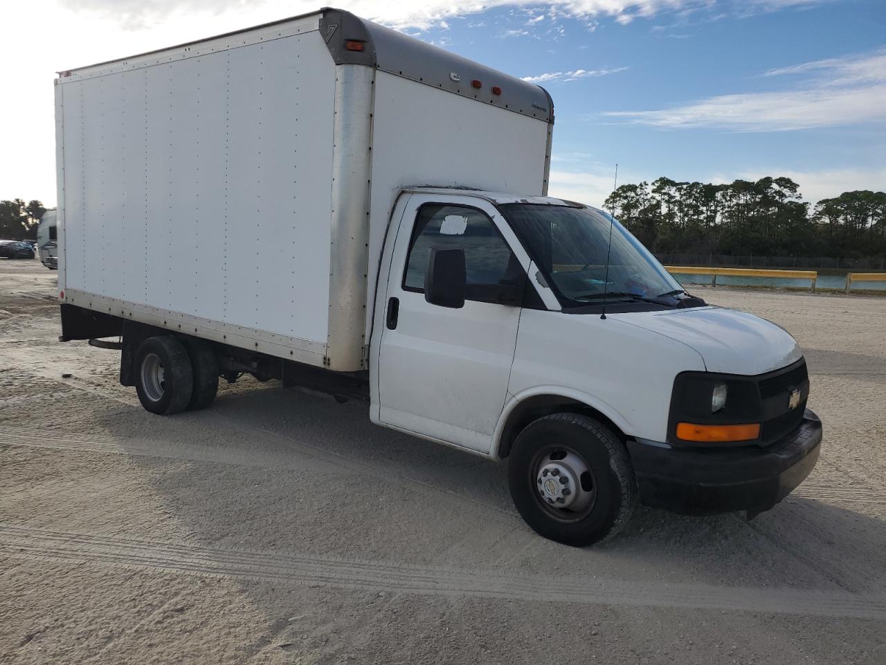 2010 Chevrolet Express - Image 4
