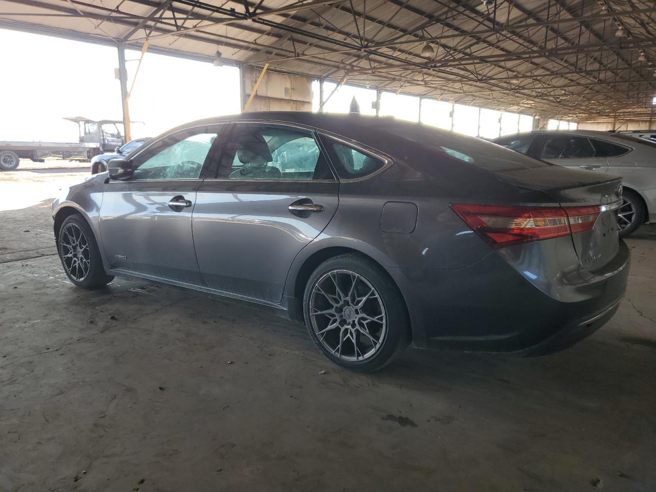 2016 Toyota Avalon - Image 2