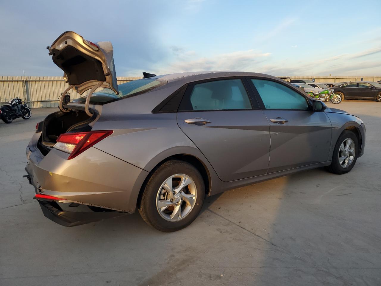 2022 Hyundai Elantra - Image 3