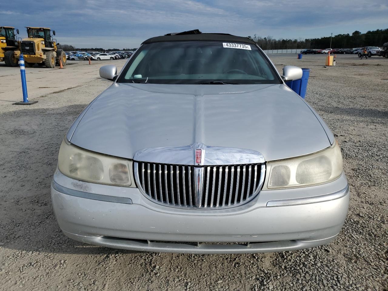2001 Lincoln Town Car - Image 5