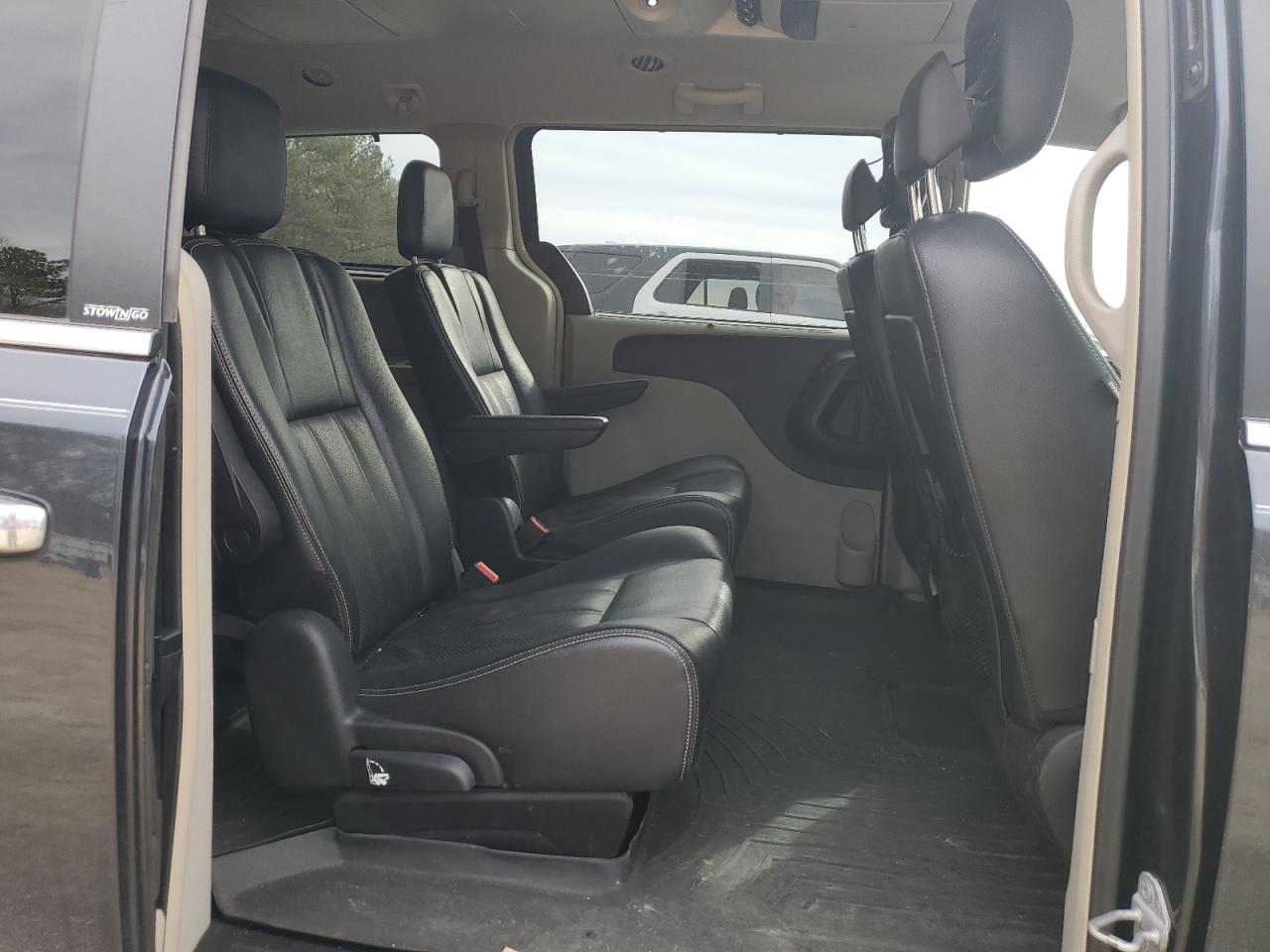 2014 Chrysler Town & Country - Image 11