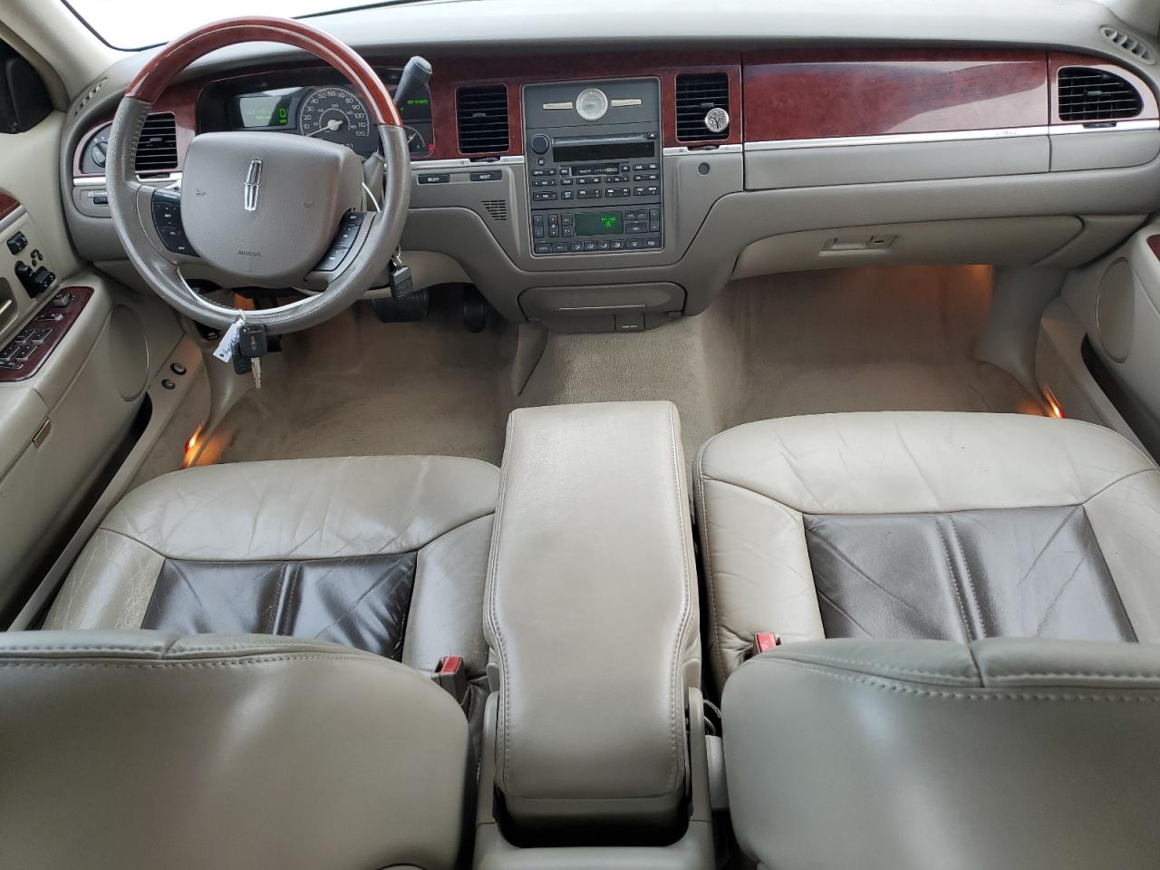 2005 Lincoln Town Car - Image 8