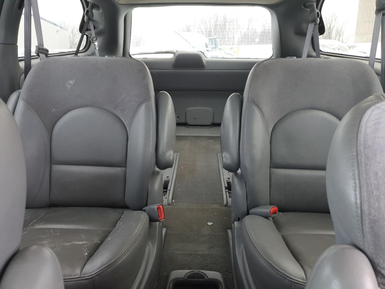 2004 Chrysler Town & Country - Image 10