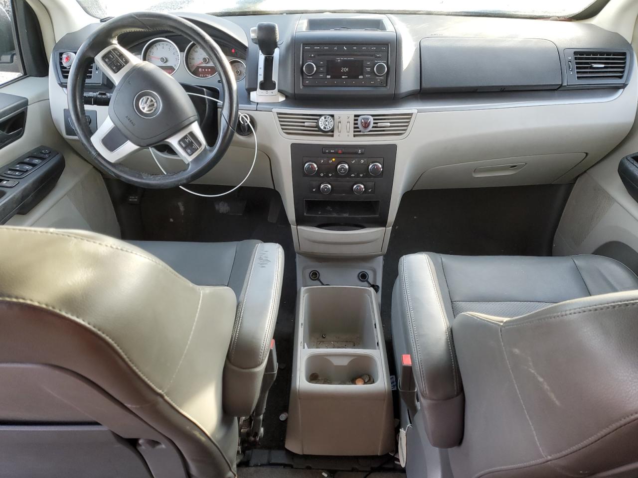 2012 Volkswagen Routan - Image 8