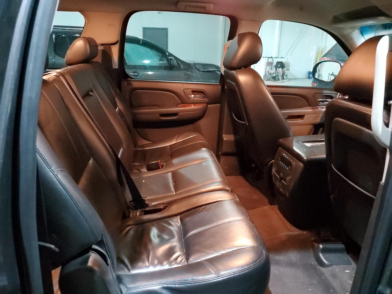 2010 Chevrolet Suburban - Image 11