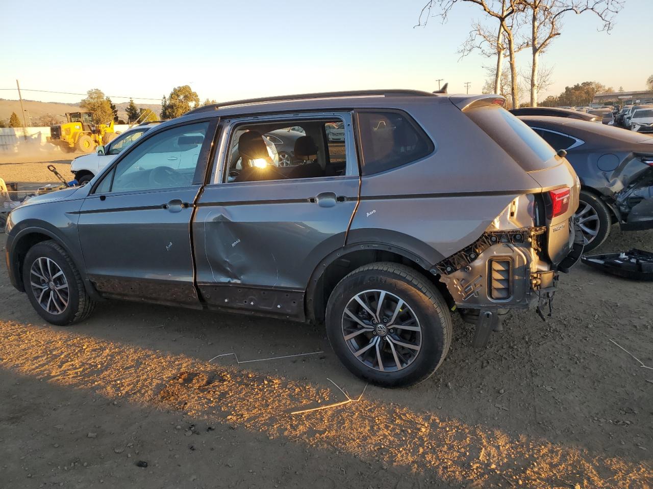 2021 Volkswagen Tiguan - Image 2