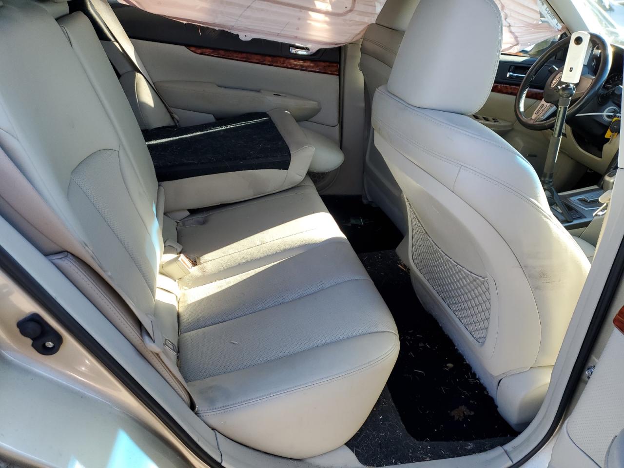 2010 Subaru Outback - Image 11