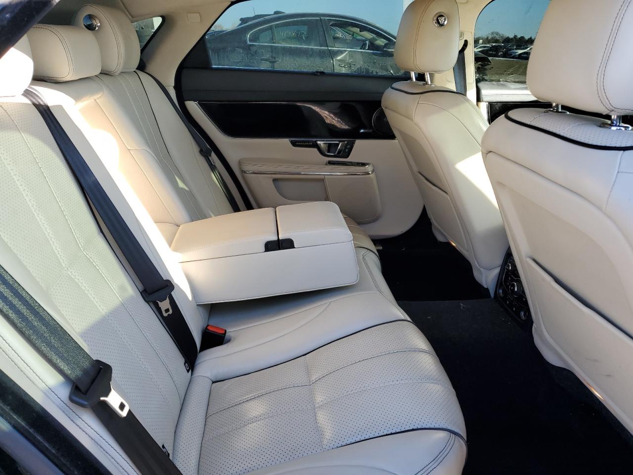 2014 Jaguar XJ - Image 10