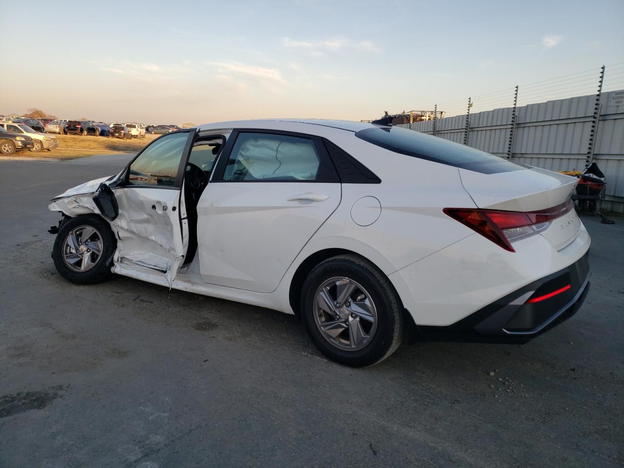 2024 Hyundai Elantra - Image 2