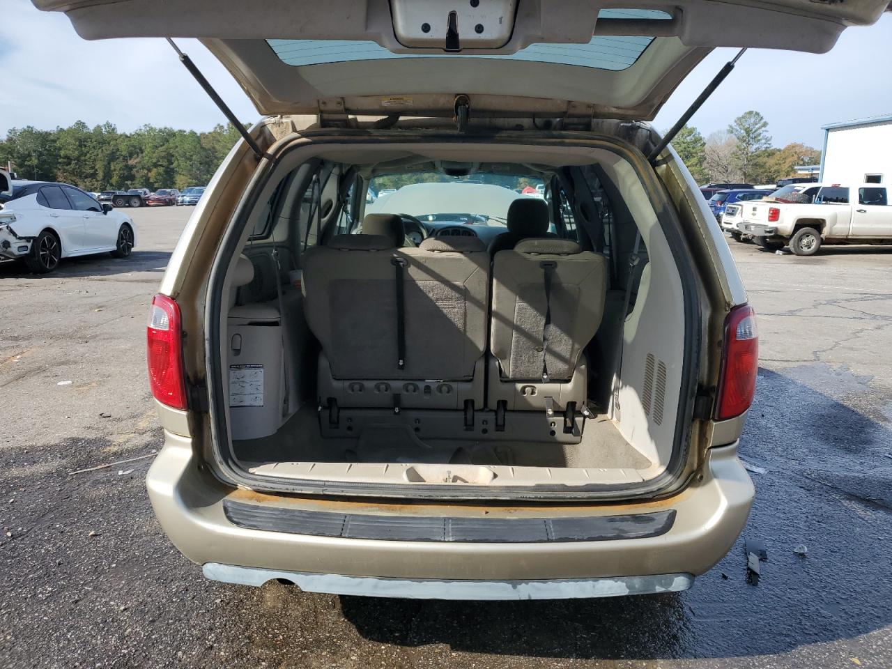 2005 Chrysler Town & Country - Image 6