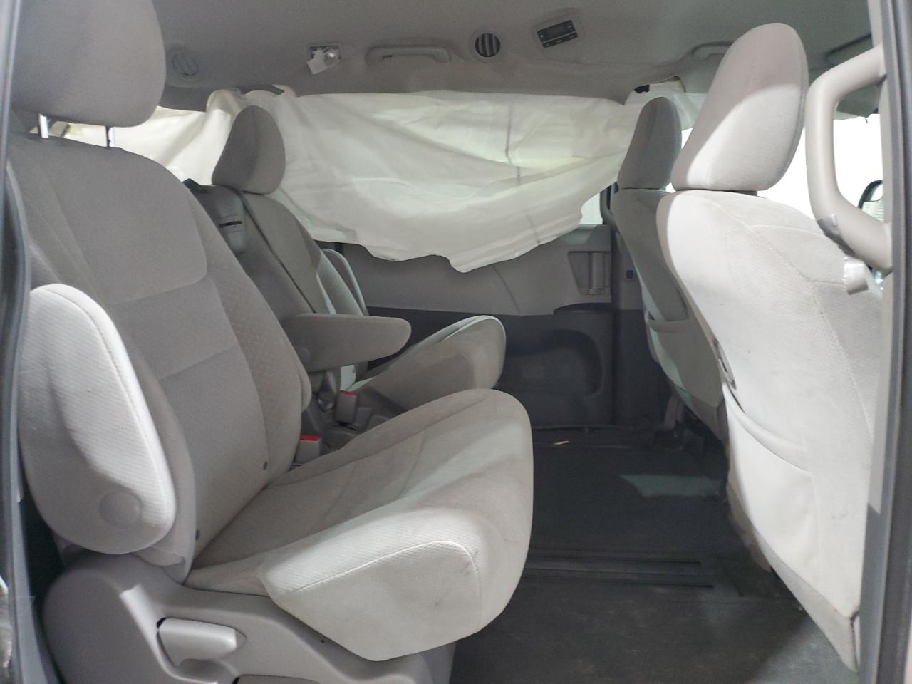 2015 Toyota Sienna - Image 11