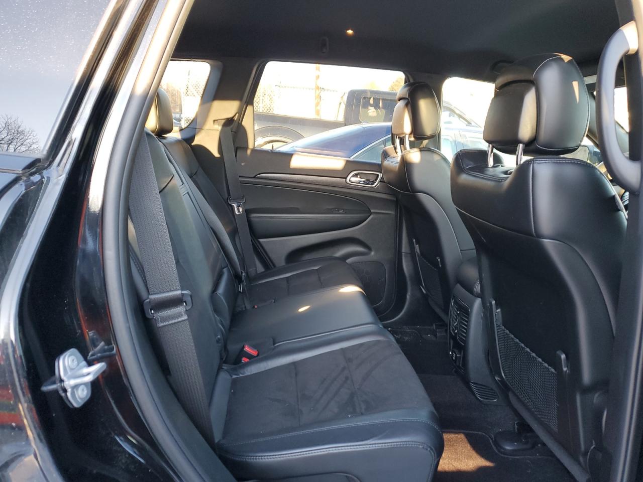 2018 Jeep Grand Cherokee - Image 11