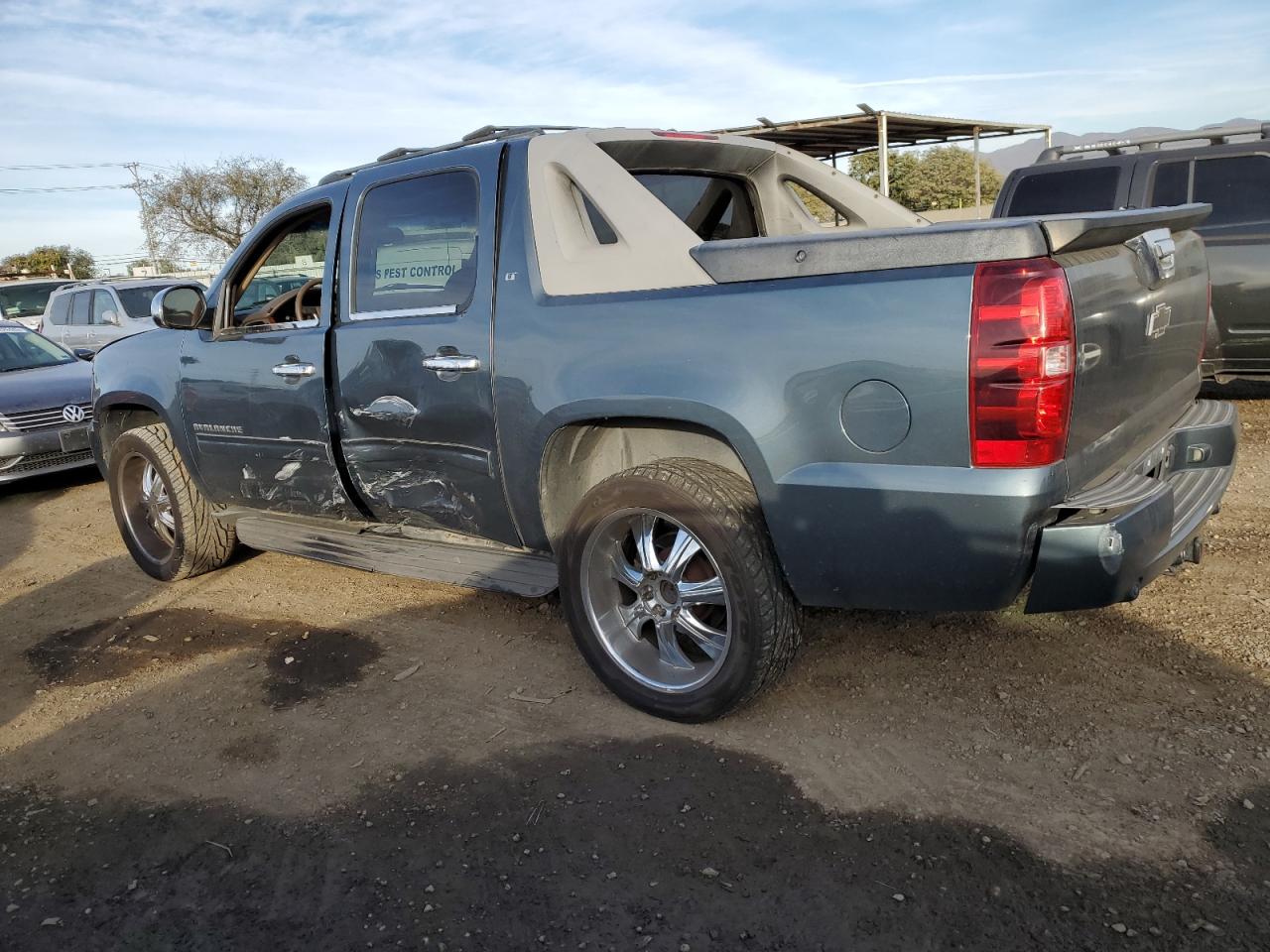 2011 Chevrolet Avalanche - Image 2