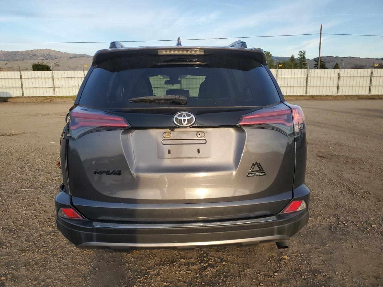 VIN 2T3RFREV5JW711740 2018 TOYOTA RAV4 no.6