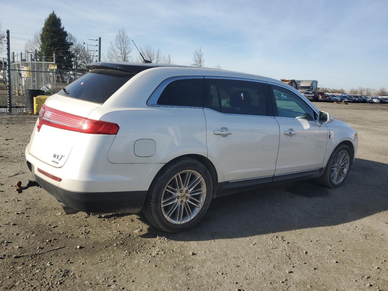 VIN 2LMHJ5AT8EBL56370 2014 LINCOLN MKT no.3