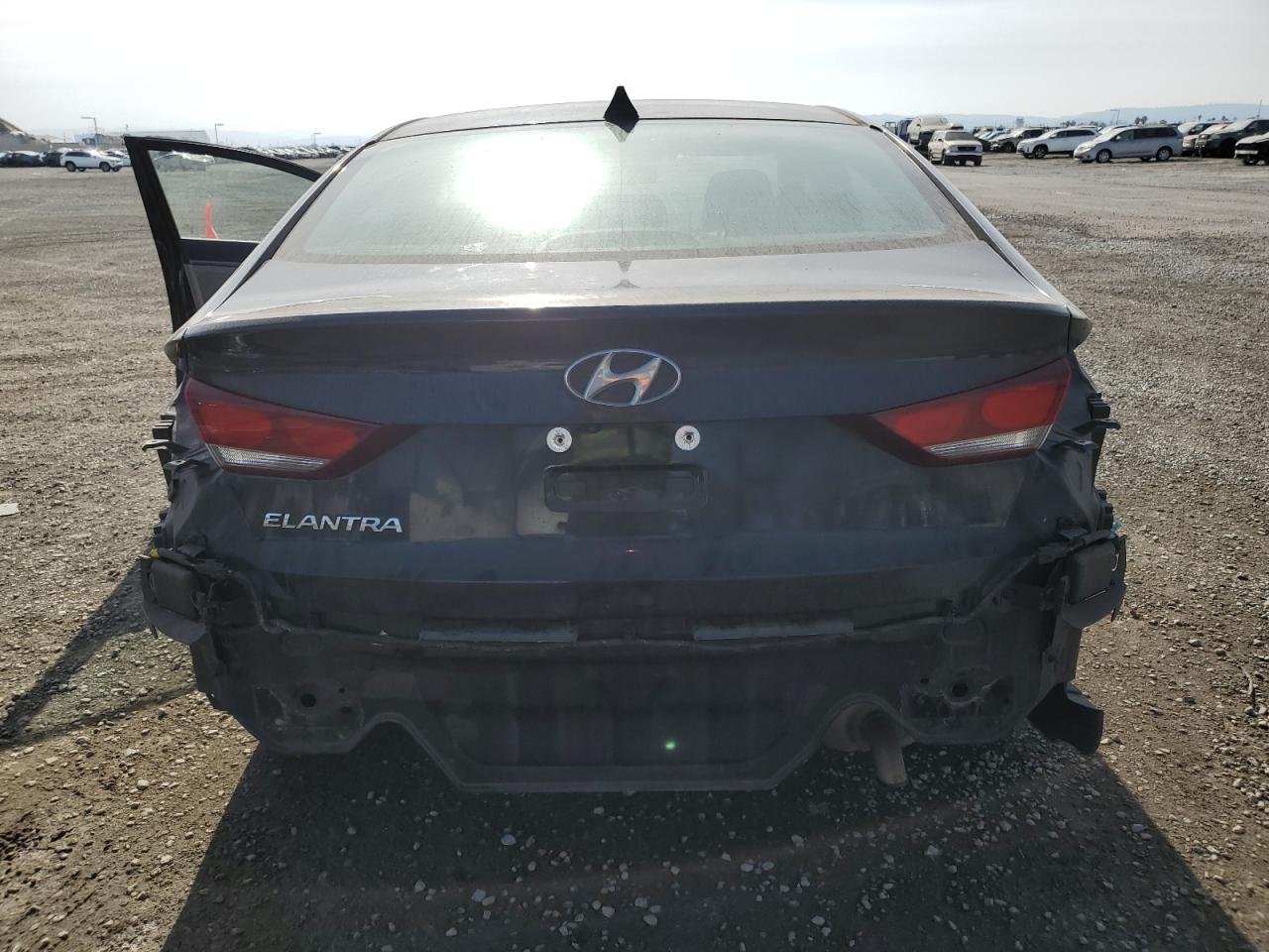 2018 Hyundai Elantra - Image 6