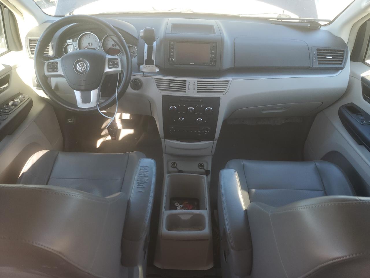 2013 Volkswagen Routan - Image 8