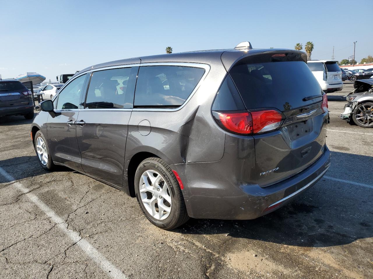 2018 Chrysler Pacifica - Image 2