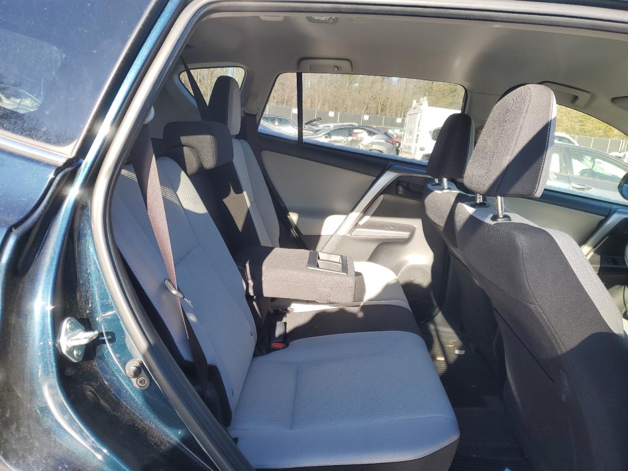 2018 Toyota RAV 4 - Image 11
