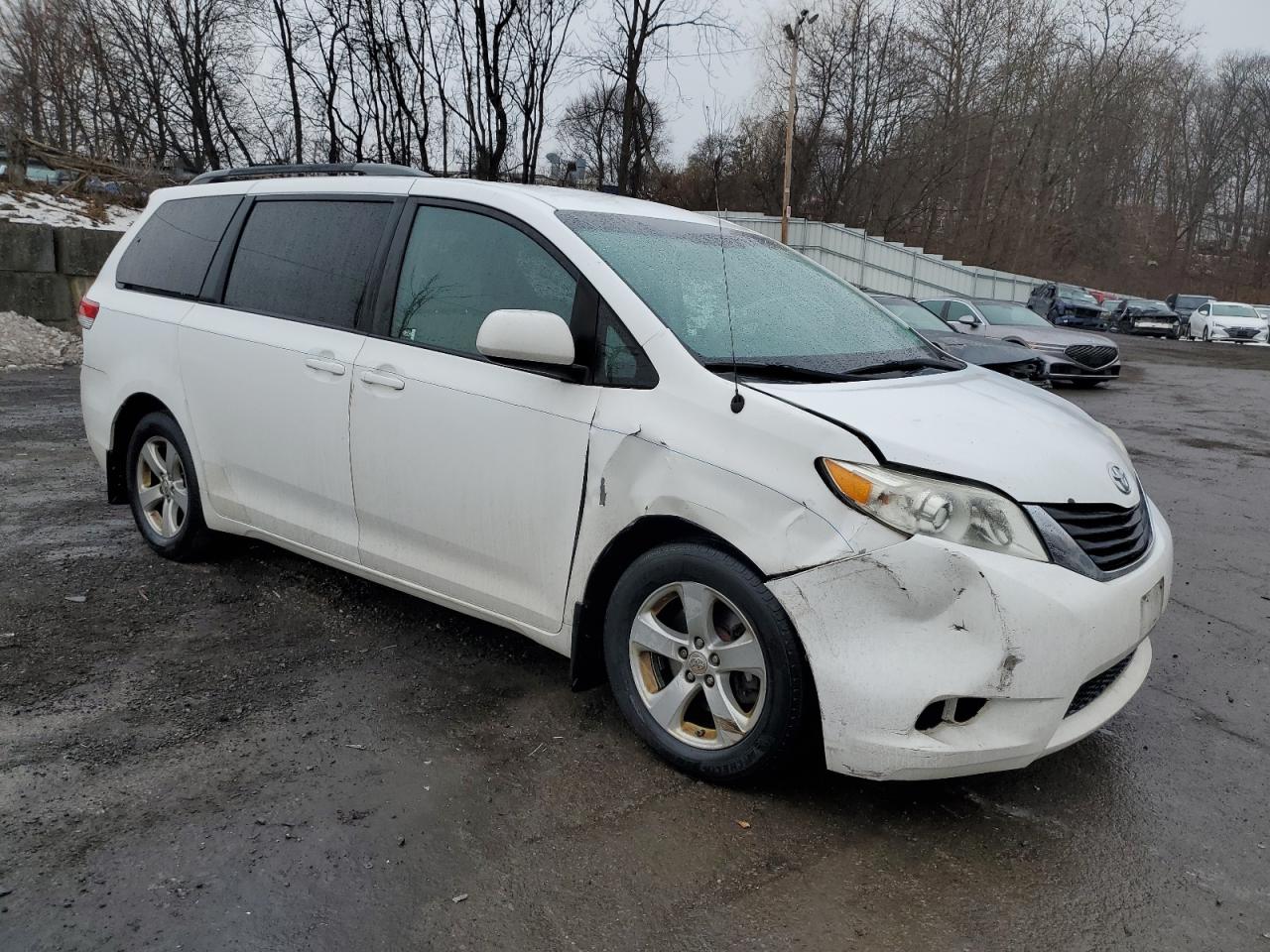 2012 Toyota Sienna - Image 4