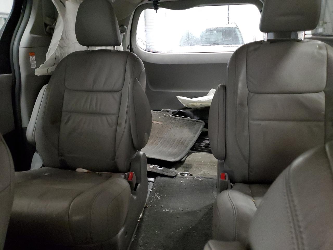 2015 Toyota Sienna - Image 10