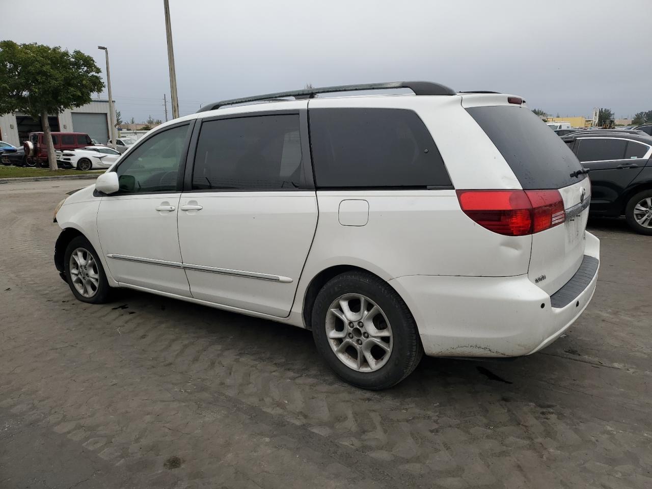 2005 Toyota Sienna - Image 2