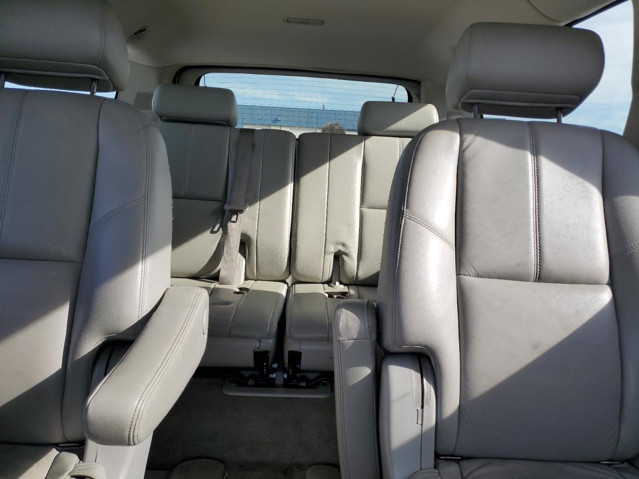 2010 Chevrolet Suburban - Image 10