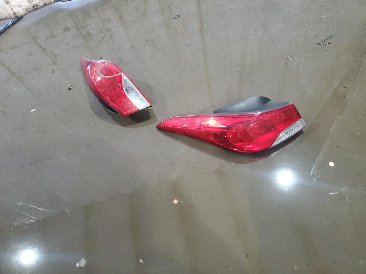 2012 Hyundai Elantra - Image 12
